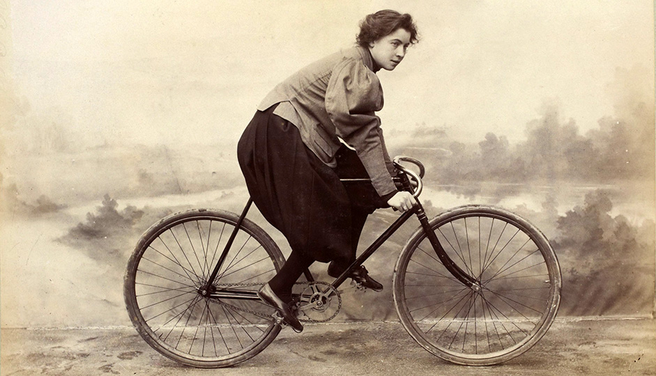 Die französische Radrennfahrerin Marie Tual in typischer Fahrradkleidung mit Bloomers