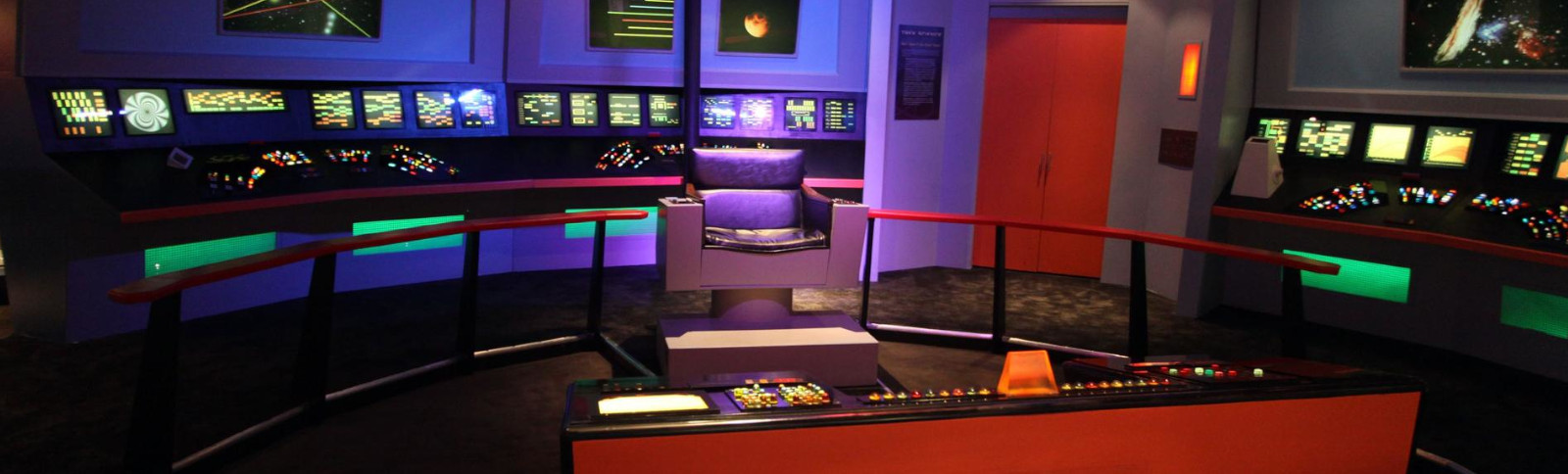 Nachbau der Brücke der U.S.S. Enterprise der Serie *Star Trek: The Original Series* im Rahmen der Ausstellung 
                    Star Trek: The Exhibition des NASA Kennedy Space Center