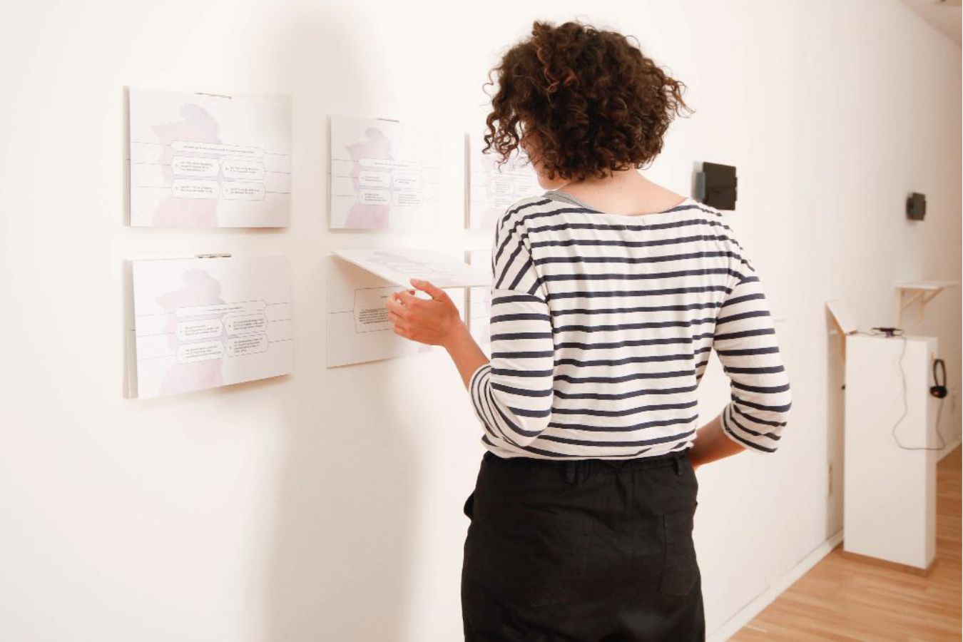 Frau schaut auf Notizen an der Wand